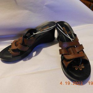 Aerosoft Womens Sandals Brown Black Wedge Heel Slip On Euro 38 Really Cute